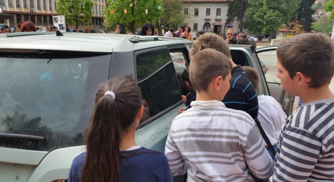  Изложба, посветена на детската безопасност, провокира смолянчани  