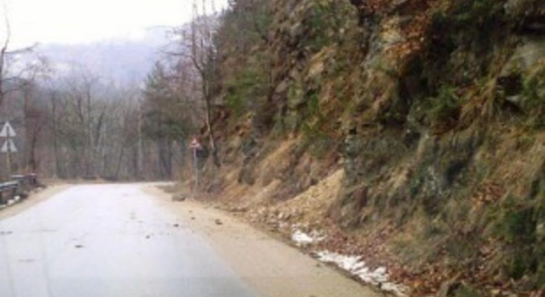   Опасност от падащи камъни в Смолянско заради снеготопенето