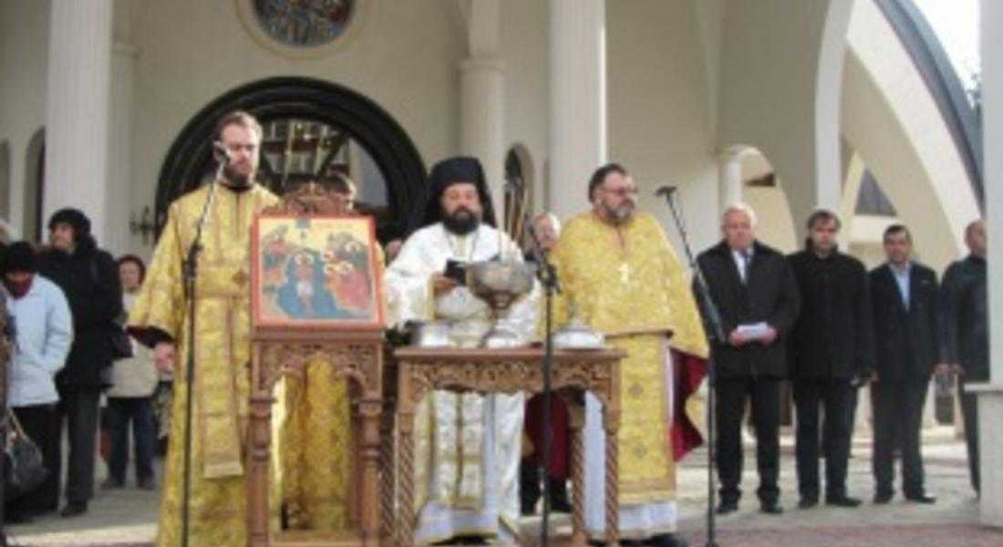 Архимандрит Висарион и духовници от Смолянската духовна околия отслужиха литургия и водосвет в храм "Св. Висарион Смоленски"