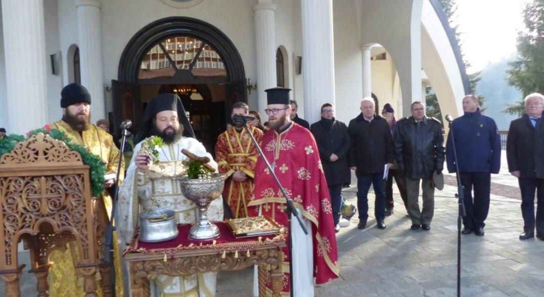 И тази година архимандрит Висарион хвърли три Богоявленски кръста в три различни води