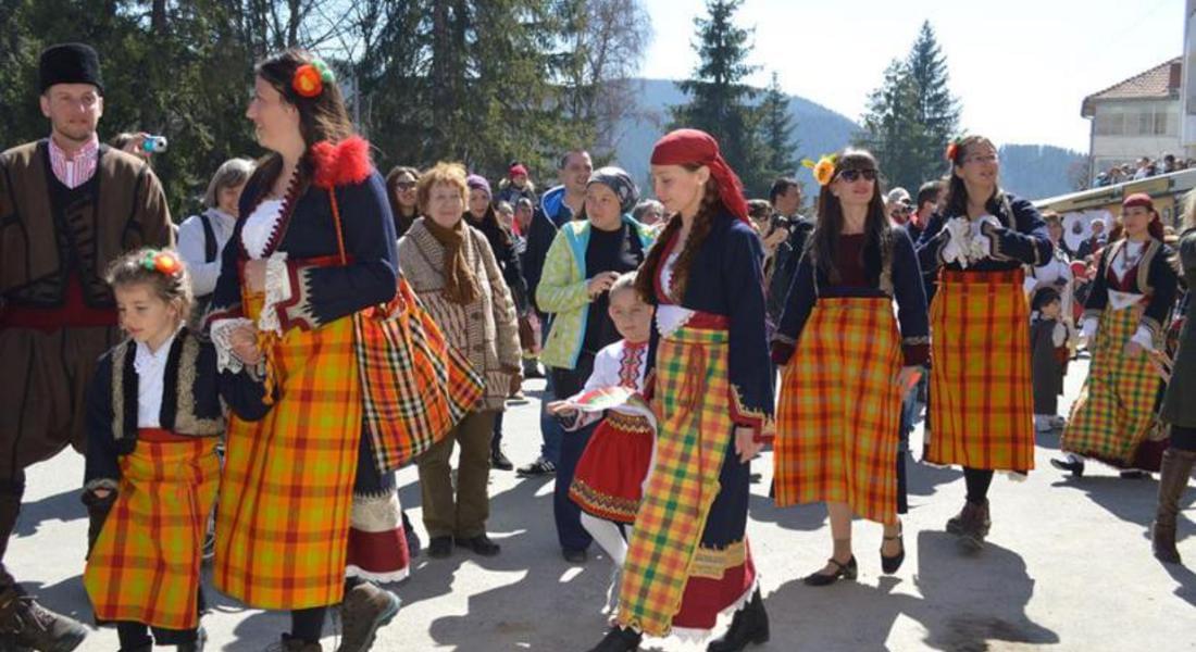 Тодоровден в Момчиловци събра стотици в народни носии   