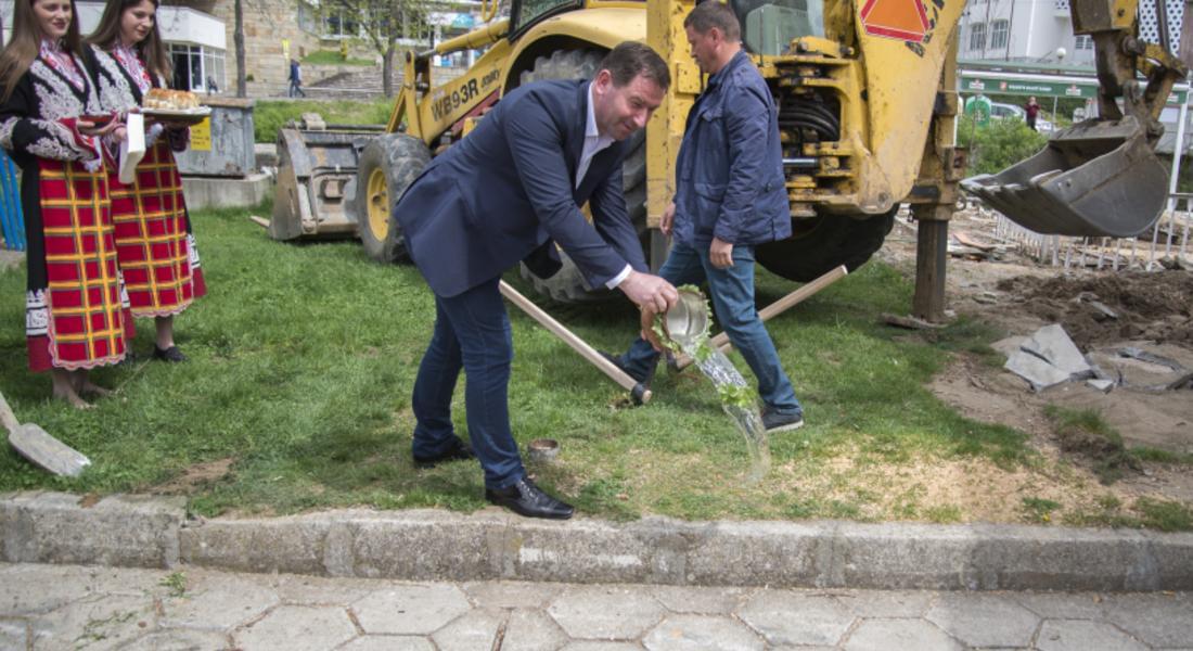 Направиха първа копка на мащабния ремонт на централната градска част в Мадан 