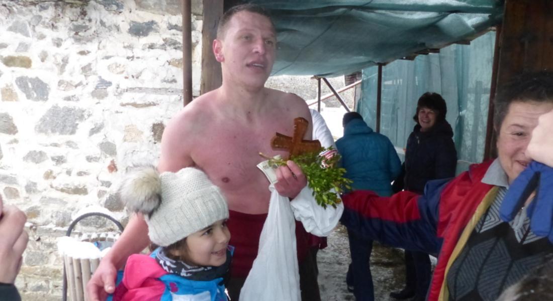  Три кръста на Богоявление хвърли архимандрит Висарион