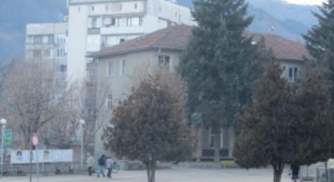 Дезинфекцират битови съдове и местата около тях в община Девин