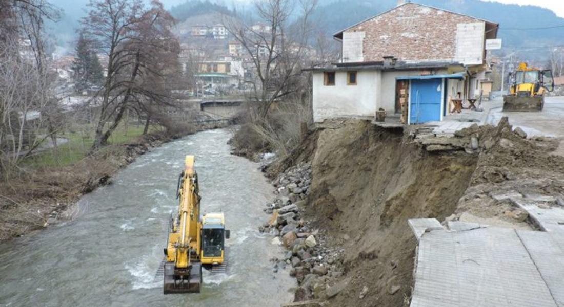 Започна възстановяване на пропадналите участъци от пороите в Девин