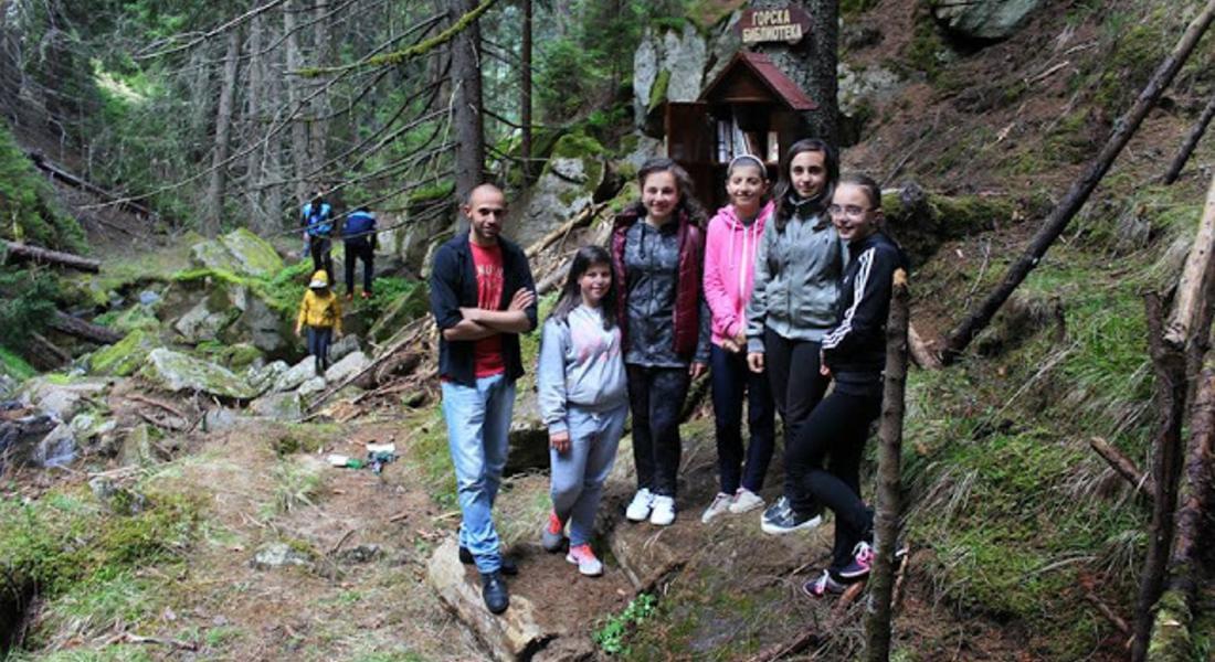 Направиха библиотека в гората  в доспаткото село Късак 