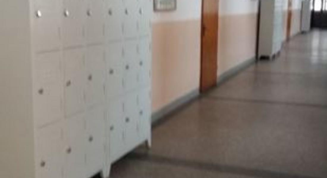 Децата от първи до седми клас в Борино вече имат нови шкафчета в училище