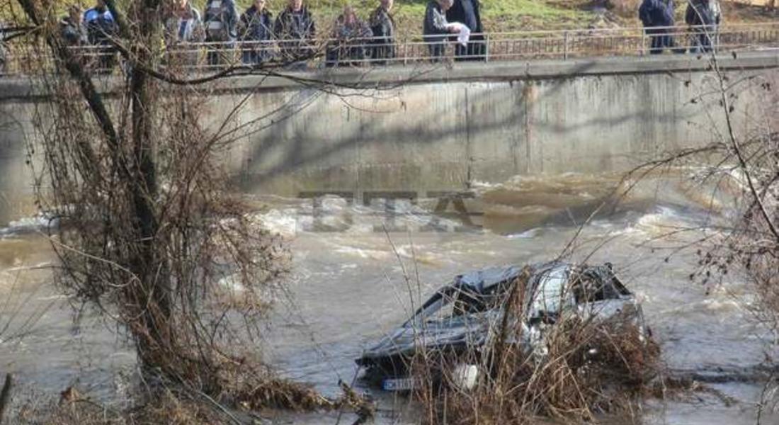 Хеликоптер ще се включи в издирването на телата в яз. "Цанков камък"