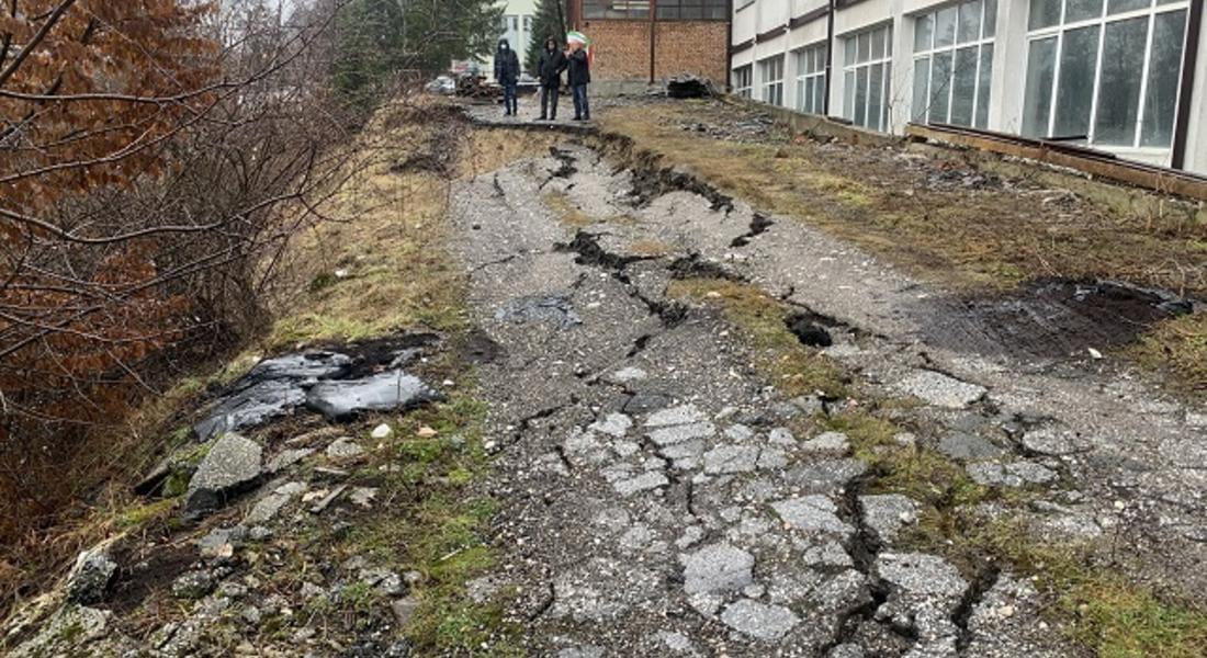 Хумчев и Мелемов на спешен оглед на поддала подпорна стена, която застрашава  четириетажна сграда