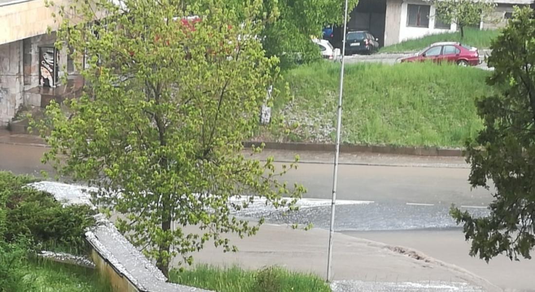 Пороен дъжд с гръмотевици и градушка удари Смолян