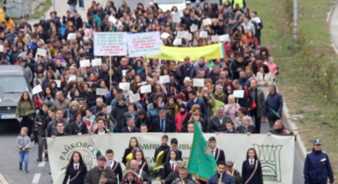 Празнично шествие на ученици, учители и граждани за Деня на народните будители в Смолян!