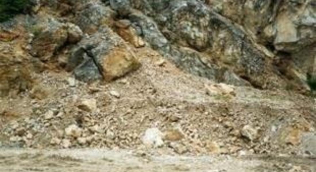 Свлачище затруднява движението по пътя Асеновград - Смолян
