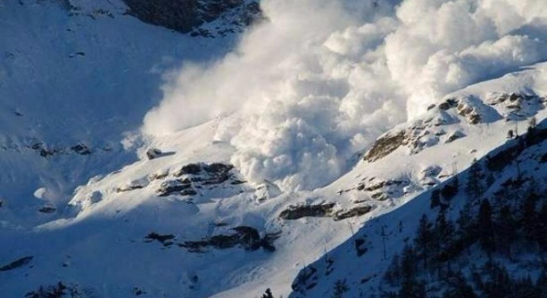 Лавина блокира линейка на пътя Смолян - Пампорово, снегът вече е пробит 