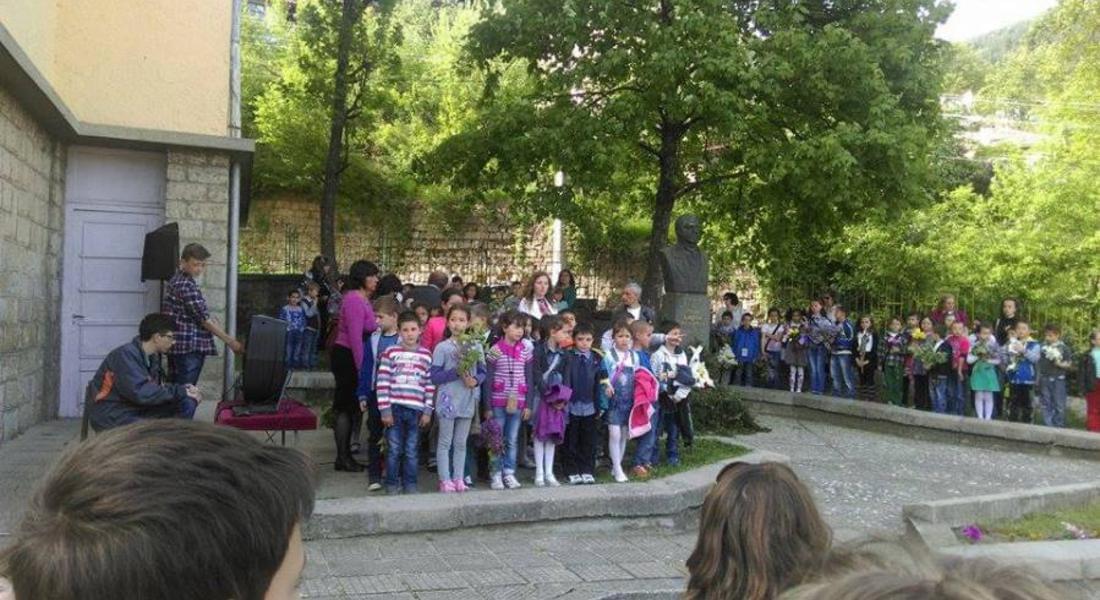Чeтвъpтo OУ “Cтoю Шишков” oтбeлязa 150 гoдини oт poждeниeтo на своя патрон