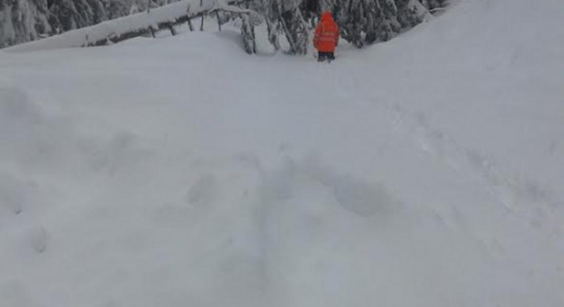 Спасители помагаха в снежните преспи за пренасяне на болни в Турян и Смолян до линейка