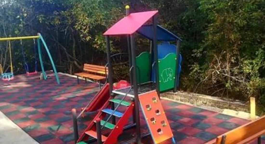Детска площадка изградиха в с.Средец