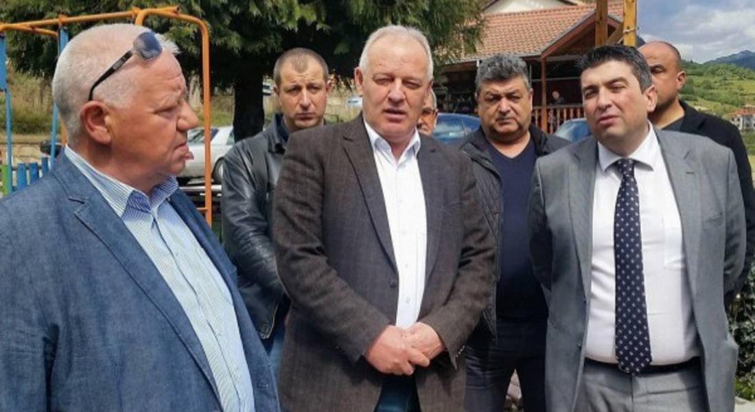  Пускат обходният път край свлачището на Тикале