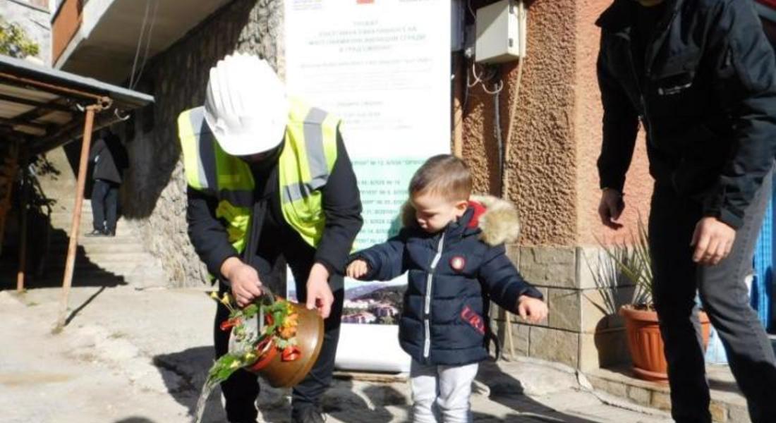 СТАРТИРА САНИРАНЕТО НА 12 СТАРИ ЖИЛИЩНИ БЛОКОВЕ В СМОЛЯН