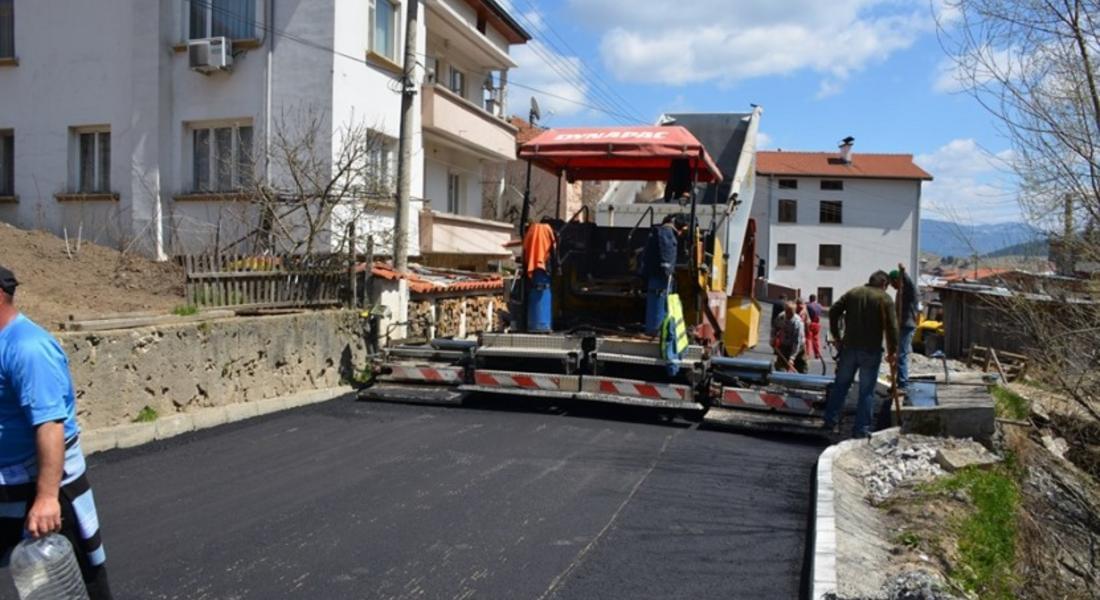 В Борино приключи първия етап от асфалтирането на централни улици