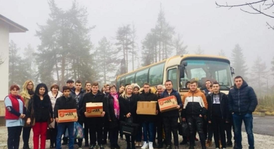 Ученици от гимназията в Мадан зарадваха с подаръци възрастните хора в Дома във Фатово