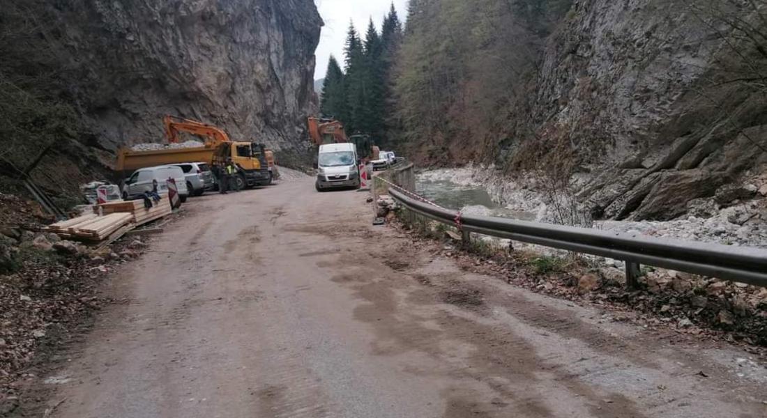 Отново по часови график пропускат движението по пътя Тешел - Триград 