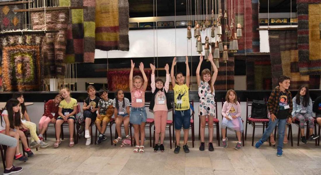 Деца декорират глинени съдове и изучават традициите в музея в Смолян