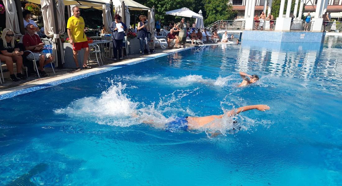 11 състезатели участваха в празничния турнир по плуване в Девин