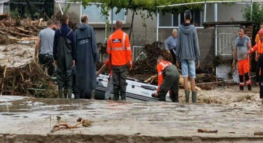 Екипи на ПБЗН от област Смолян оказват помощ на бедстващите в Карловско 