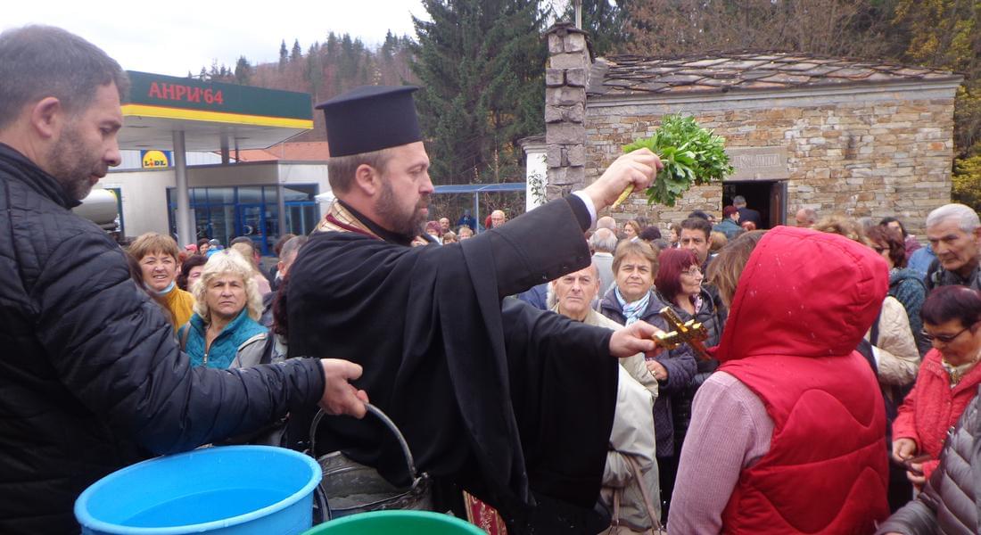 Празничен водосвет отслужи свещеноиконом Запрян Шиков пред параклиса „Св .мчк Мина” – Смолян