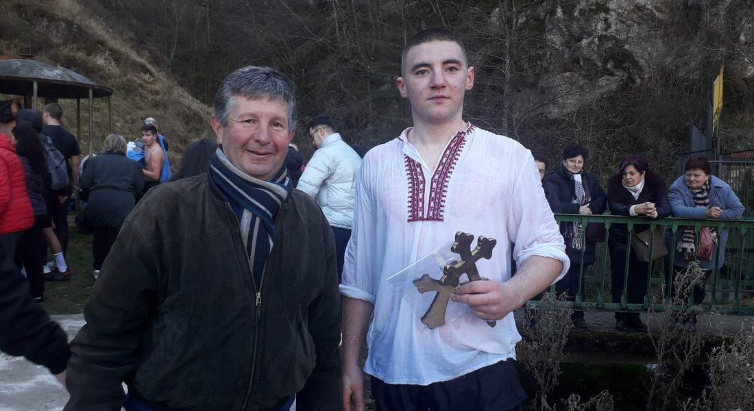 16-годишният Георги извади кръста от водите на „Св. Иван“ в Долно Райково