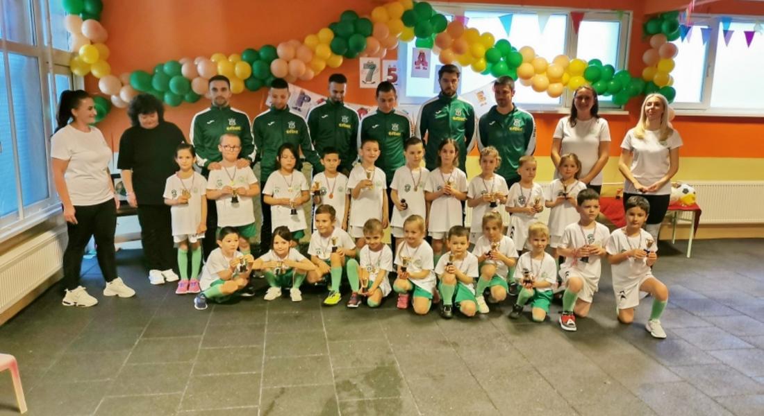 Футболисти на „Родопа“ наградиха участниците в спортният празник на ДГ „Родопчанче“