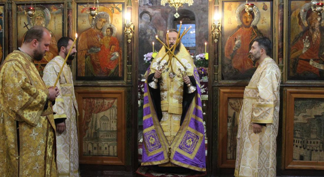 Велики четвъртък – Епископ Висарион възглави чина на  Дванадесетте евангелия в храм „Св. вмчца Неделя” – кв. Райково
