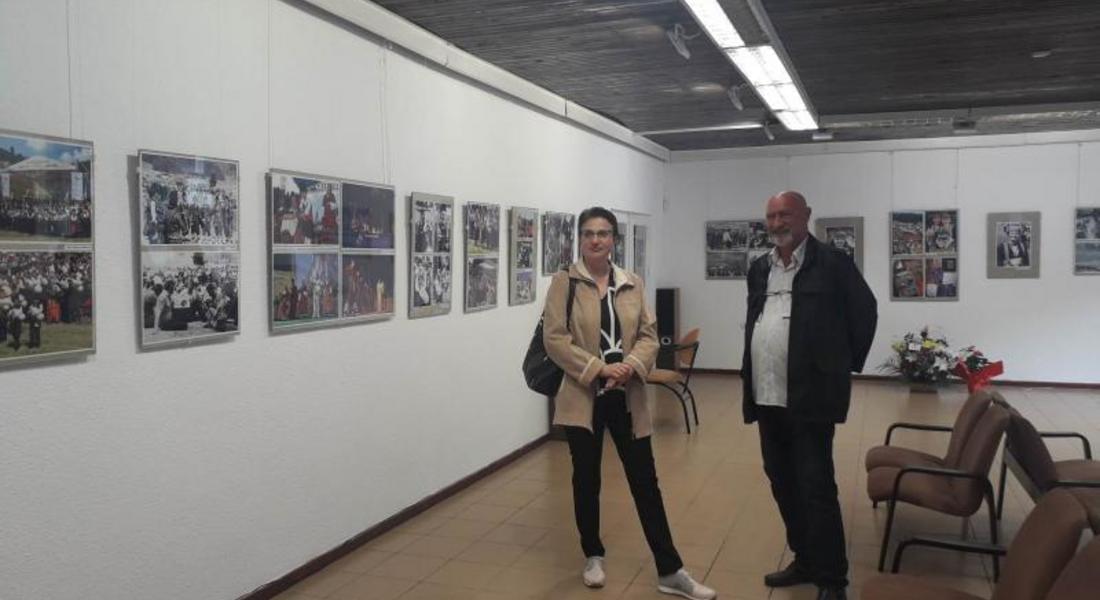 Сашо Сарандалиев разказва във фотоизложба за Роженските събори през годините