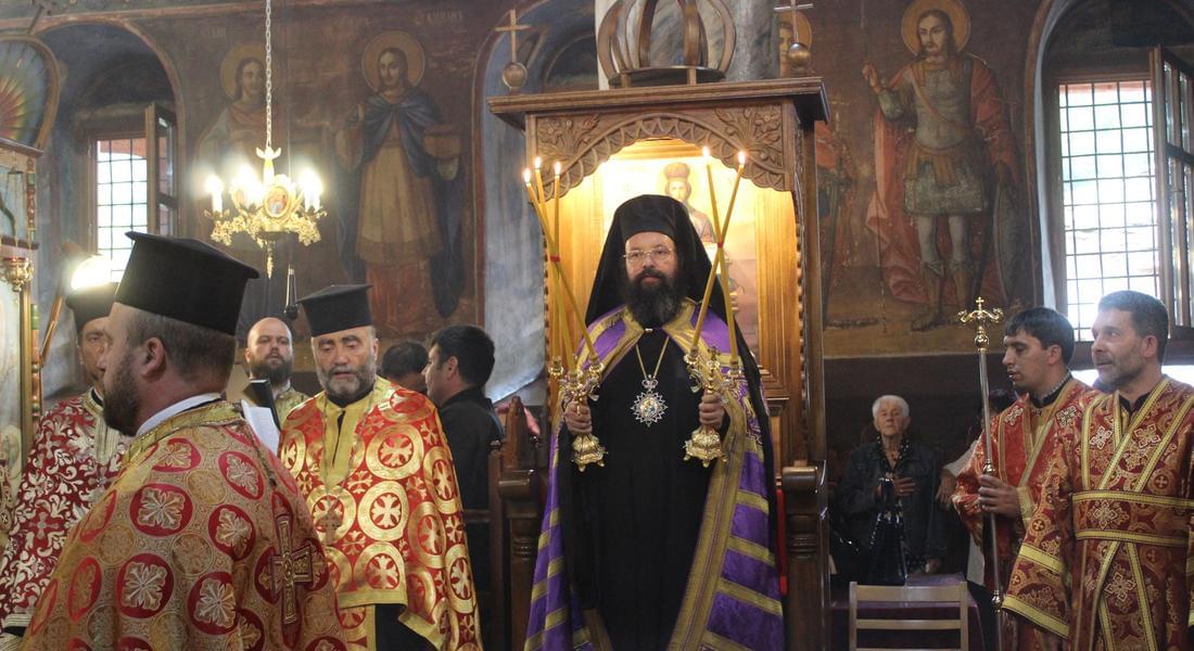 Архиерейска вечерня с петохлебие отслужи епископ Висарион в храм „Св.вмчца Неделя, на рождения си ден