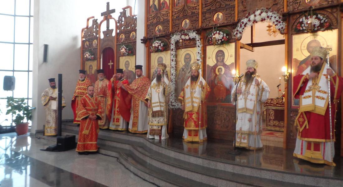 С архиерейска св. Литургия, катедралният храм „Св. Висарион Смоленски” тържествено отпразнува храмовия си празник
