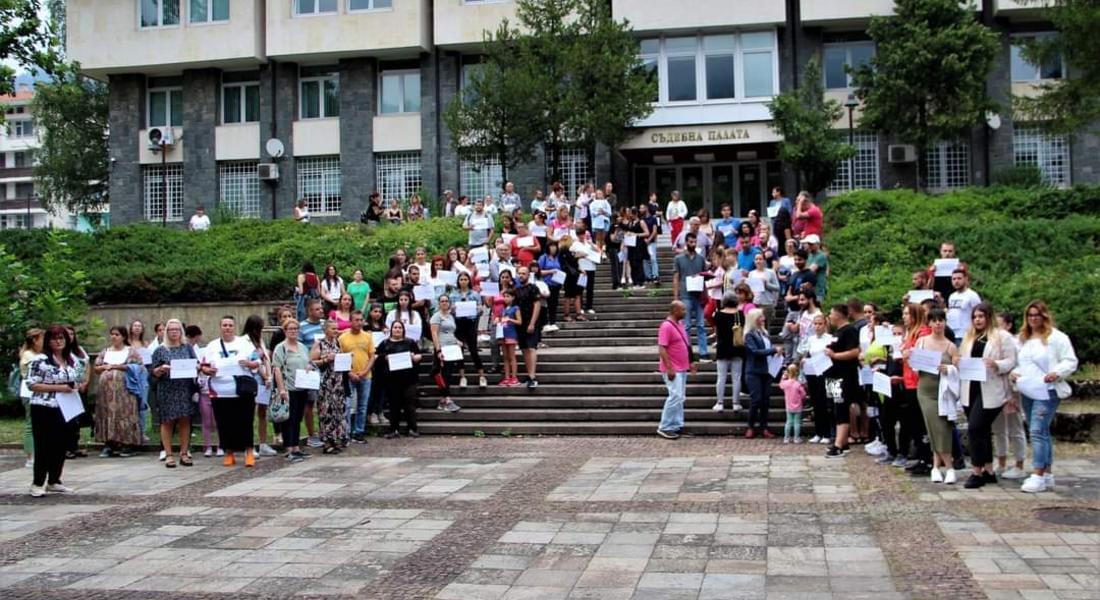 Стотици излязоха на протест в Смолян в подкрепа на 18-годишното пострадало момиче от Стара Загора