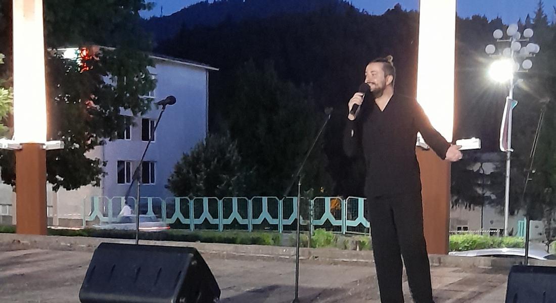 Стефан Илчев пя на концерт в Смолян в подкрепа срещу насилието