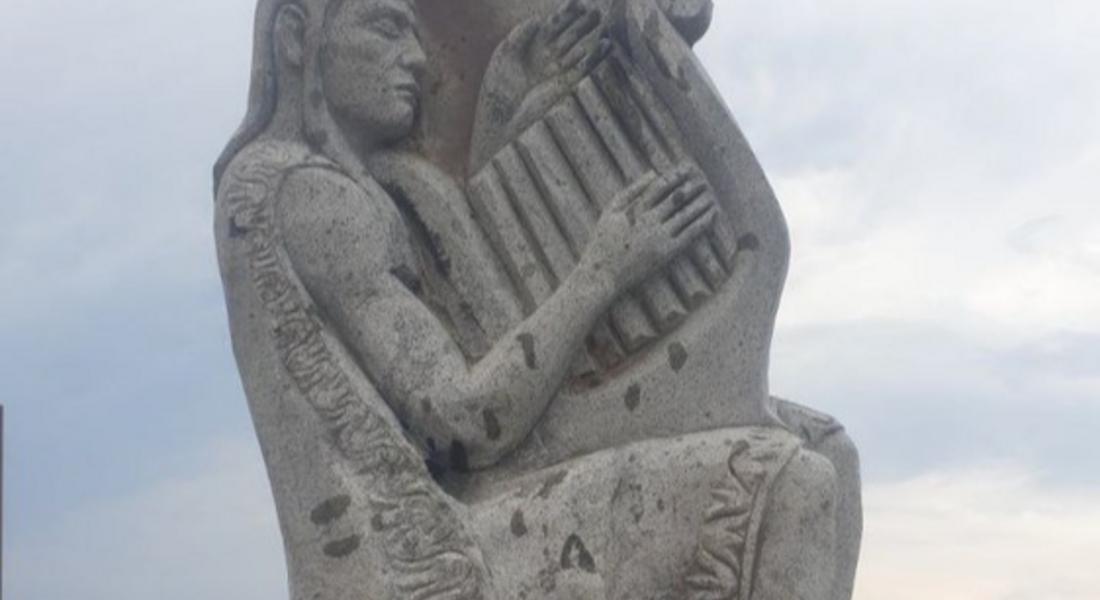 Скулптура на Орфей се извисява от връх край Триград