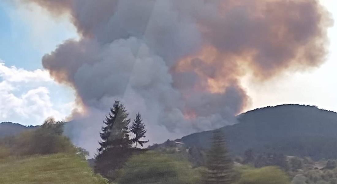 Военен хеликоптер участва в гасенето на пожара в Родопите