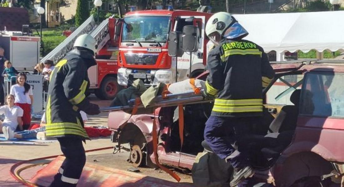 Осем служители на РДПБЗН – Смолян бяха наградени по по повод професионалния празник на пожарникарите 