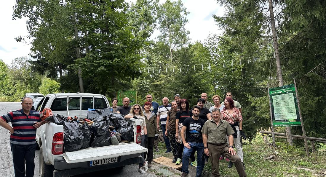  Служители на ЮЦДП и ДГС Смолян почистиха района край Горски парк „Амзово“