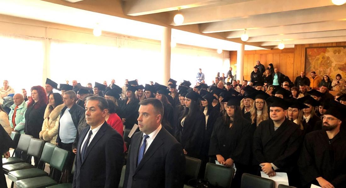 Областният управител Захари Сираков връчи дипломите на отличници от Випуск 2023 на Филиал-Смолян към ПУ „Паисий Хилендарски“