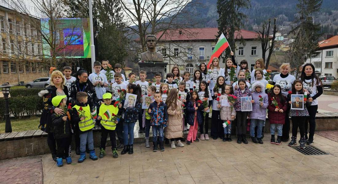  Ученици от ОУ "Иван Вазов" почетоха паметта на Апостола на свободата Васил Левски 