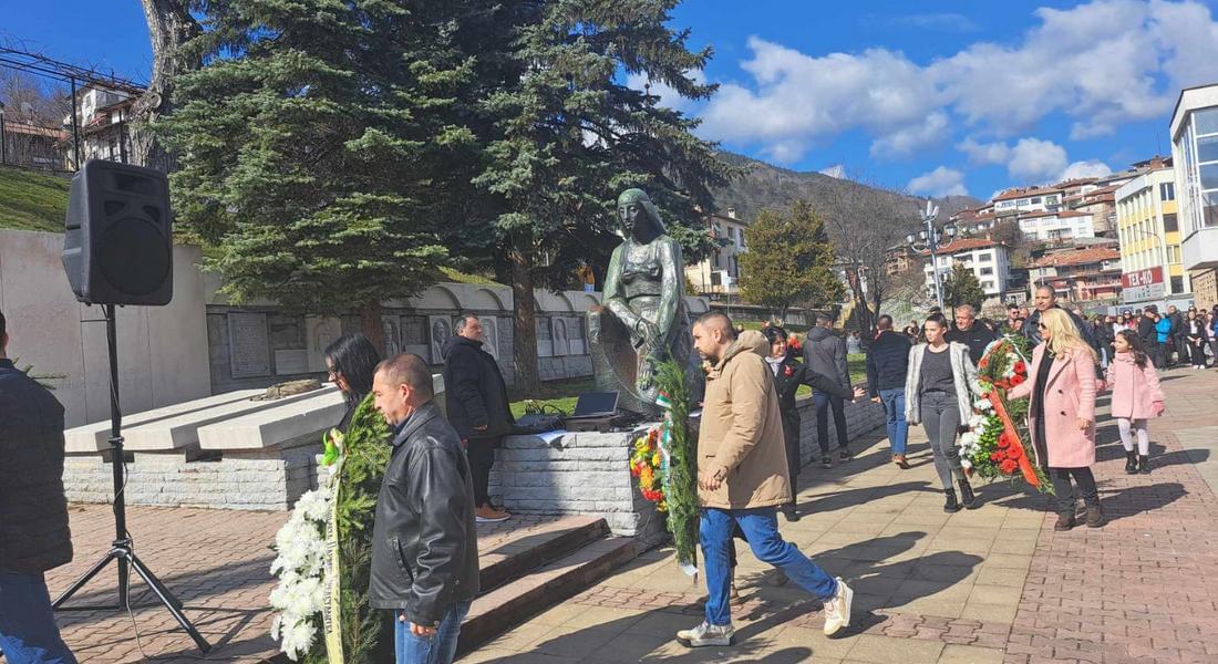 Представители на Съюза на юристите  в България - дружество Смолян почетоха паметта на загиналите за националното освобождение 