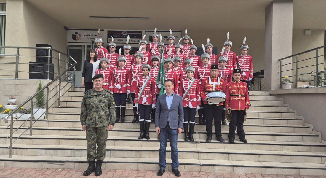 Младите гвардейци от СУ "Св.св.Кирил и Методиий" - Рудозем отбелязаха тържествено Деня на Европа 