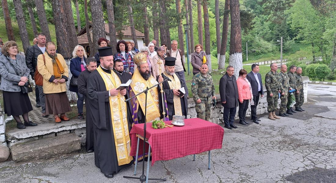 С тържествен водосвет  параклисът „Св.св. Константин и Елена” в двора на 101-ви алпийски полк, чества своя празник