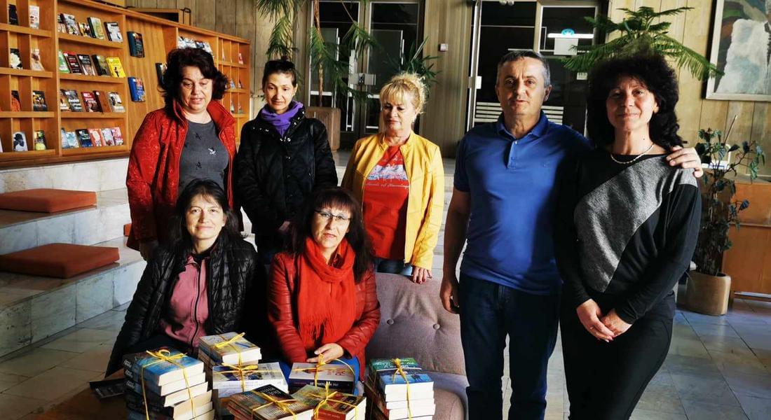 По повод 24 май от ГЕРБ дариха книги на Регионалната библиотека в Смолян