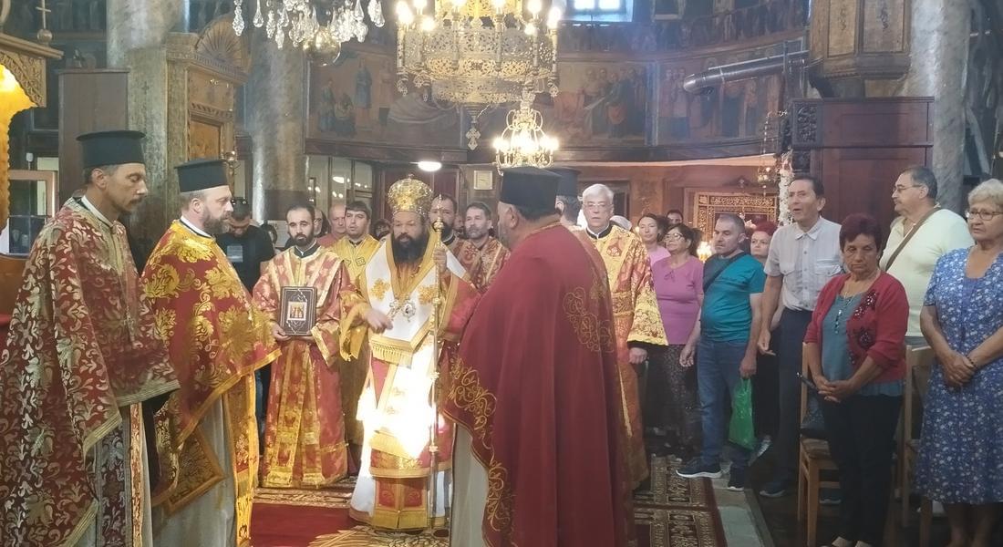 С архиерейска св. Литургия, храм „Св. вмчца Неделя” в  кв. Райково чества своя празник