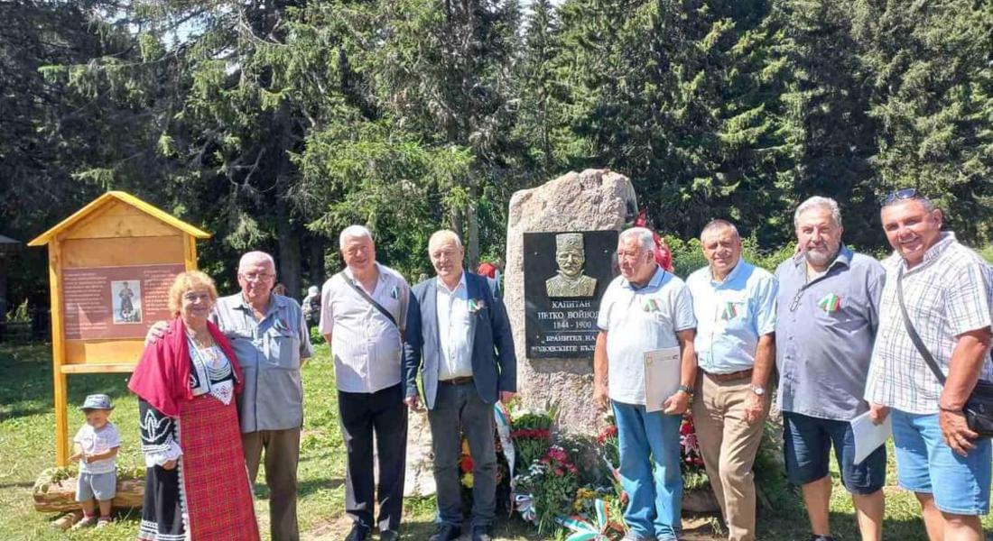 В деня на Св. Пантелеймон, откриха паметна плоча на Капитан Петко войвода 