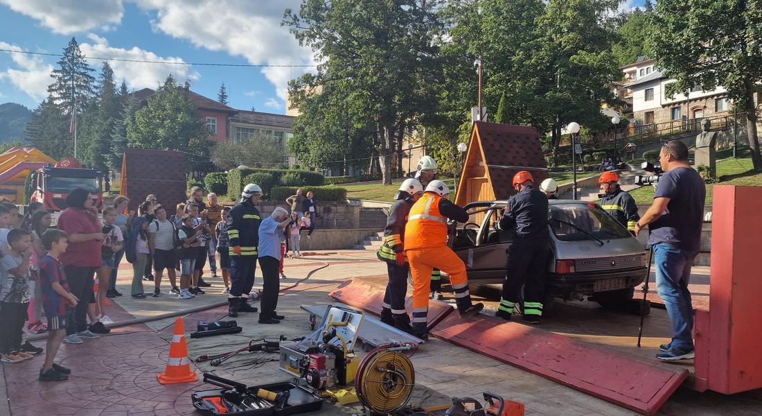 Впечатляваща демонстрация на професионални умения на смолянските пожарникари в центъра на Смолян 